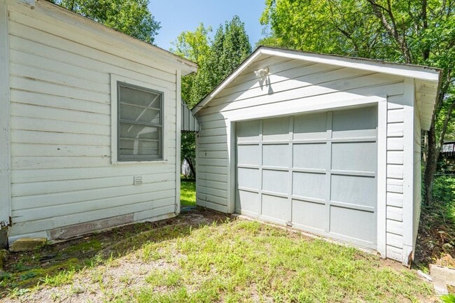 Building Photo - 102 Chitwood St