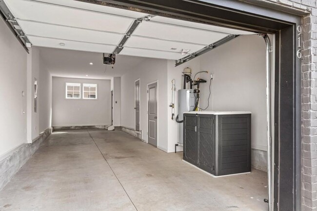 Building Photo - 916 Brees Ct