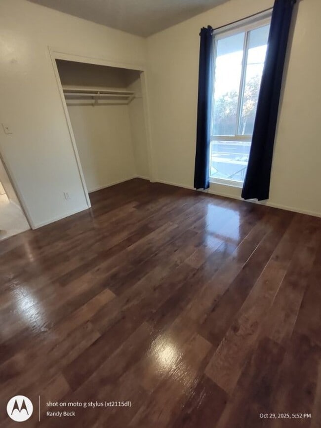 Building Photo - Spacious 2bd First Floor Apartment in 4-Plex Building