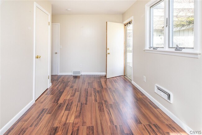 Building Photo - 35 Lakeview Cir
