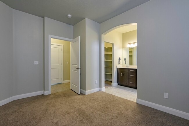 Building Photo - 3 Bedroom Townhome in Hidden Valley with C...