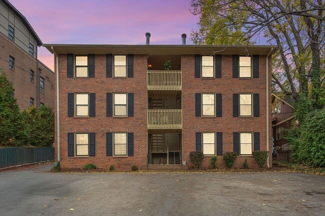 Building Photo - Walkable 2BR/2BA Condo Between Vanderbilt & Belmont + Modern Updates