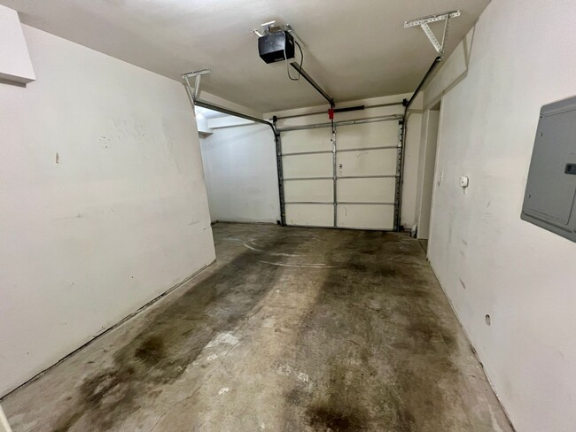 Building Photo - Spacious Greenwood townhouse - Available now!