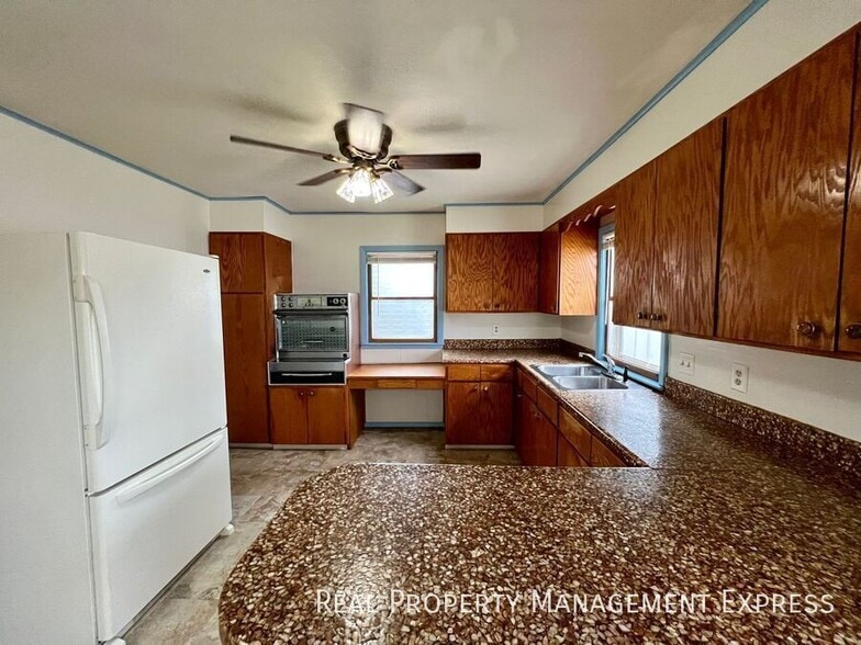 Building Photo - 3 Bed 1.5 Bath Near Downtown Sioux Falls