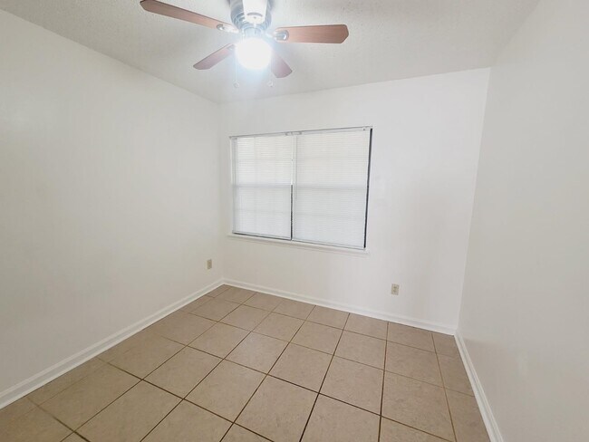 Building Photo - 5800 Japonica Ct