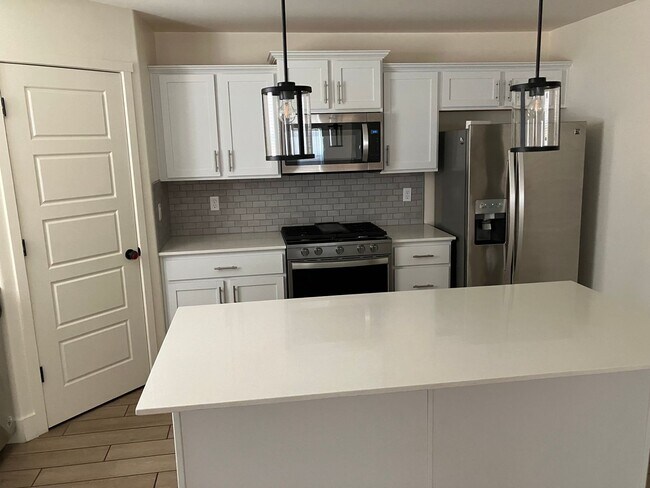 Building Photo - 5 bedroom 3 1/2 bath house in gated commun...