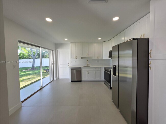 Building Photo - 13920 Kendale Lakes Blvd