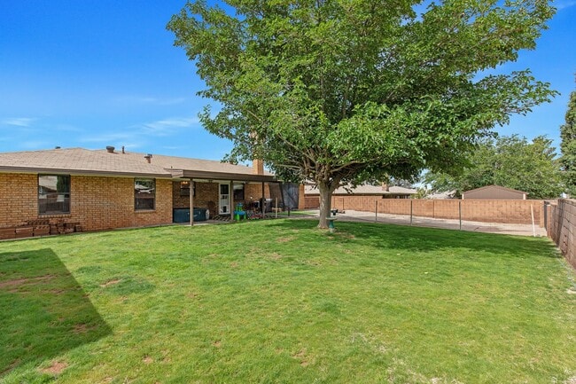Building Photo - Spacious 3 bedroom 2 bath home with Solar Panels