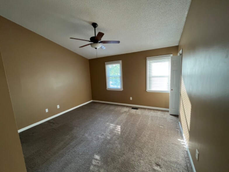 Building Photo - 3344 Oak Trees Ct