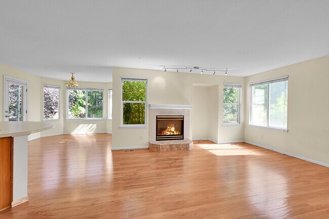 Building Photo - $3,095.00, 3-bed, 3.5-bath with bonus room...