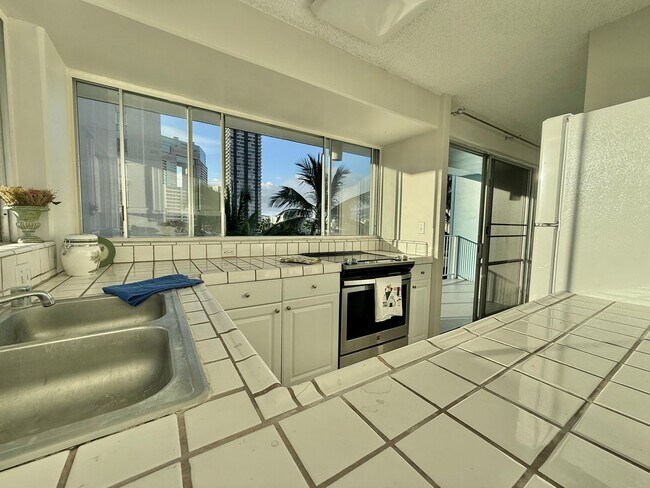 Building Photo - Oahu Surf 2 - 2 bdrm, 2 bath, 1 pkg, Free Water, Sewer, & Electricity