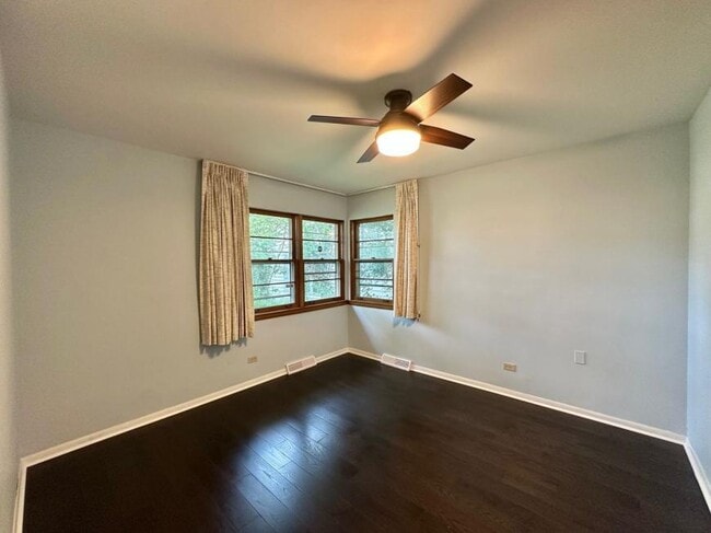 Building Photo - 3 bedroom in Hinsdale IL 60521