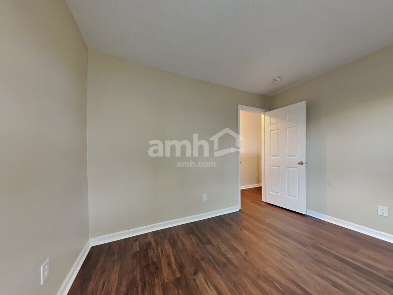 Building Photo - 10201 Stillwell Dr