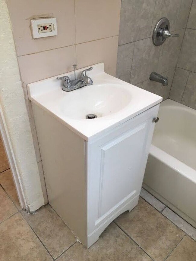 Building Photo - 2 bedroom 1 bath