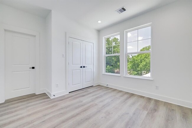 Building Photo - 2828 Versailles Oak Ln