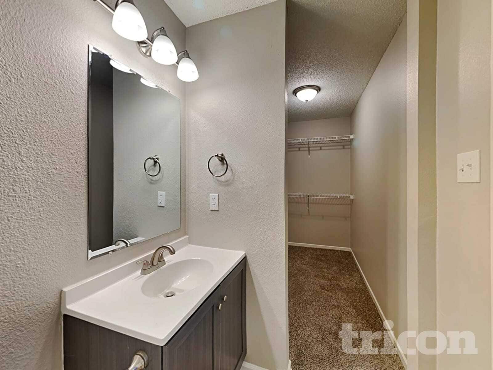 Building Photo - 10428 Kensington Way