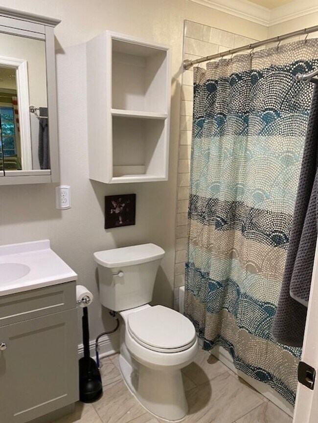 Building Photo - Kings Drive