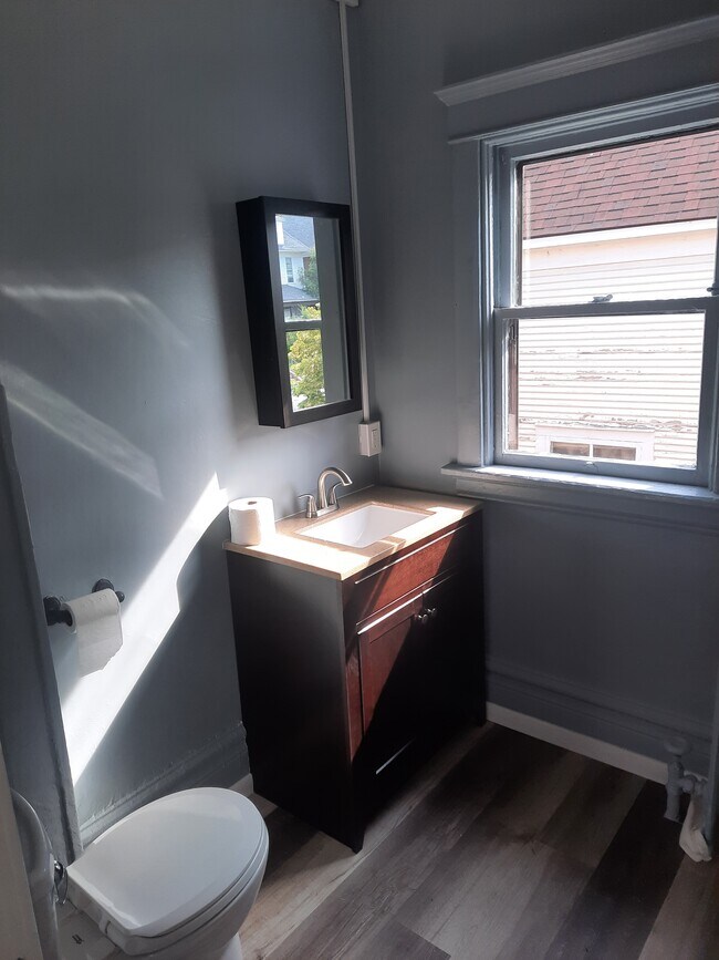 Building Photo - 429 N 10th Ave E