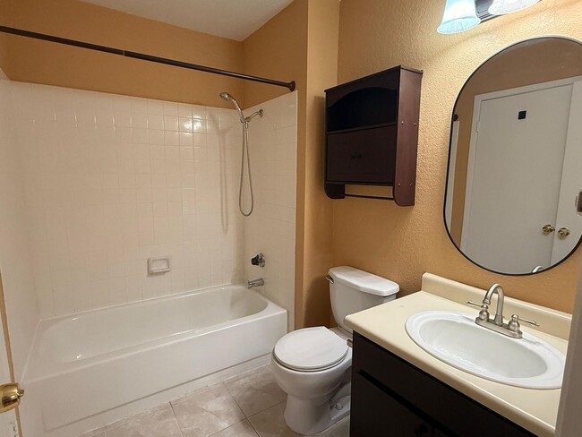 Building Photo - Beautiful 2 bedroom 1.5 Bathroom with attached garage