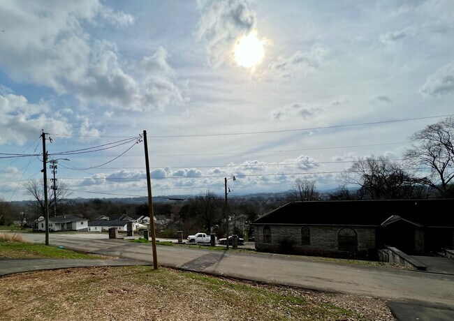 Building Photo - LOCATED IN HISTORIC PARKRIDGE!!