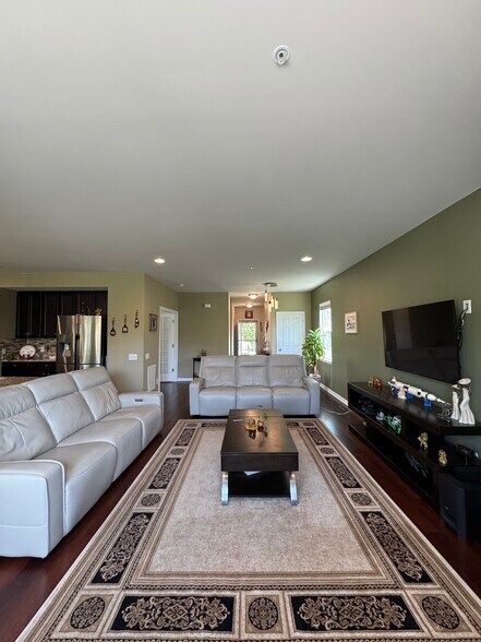Living area - 537 Prizer Ct