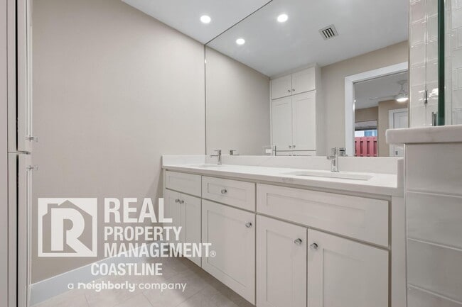 Building Photo - Luxurious Fully Renovated 2 Bed/2Bath Condo