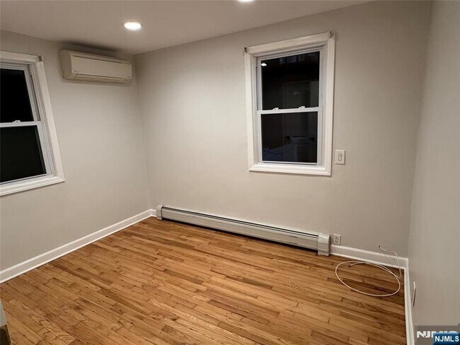 Building Photo - 2 Woodside Ave