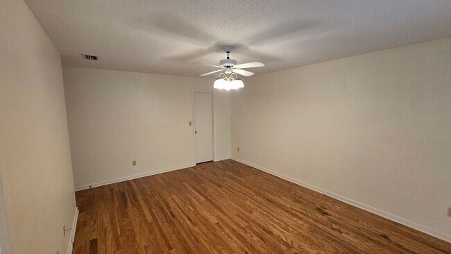 Building Photo - Beautiful Large home off of Mahan