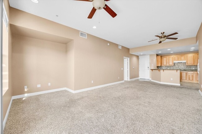 Building Photo - Sought after Park Avenue Condominiums/Top Floor Three Bedroom