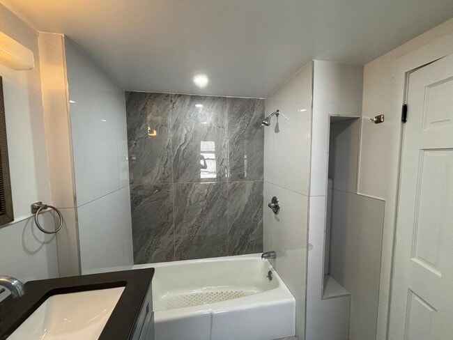 Building Photo - 2 Scofield Pl