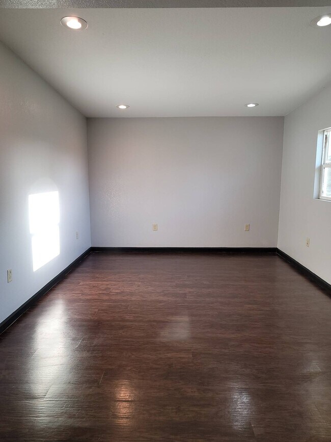 Building Photo - 1104 Bloomfield Dr