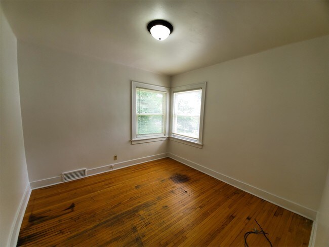 Building Photo - 708 W 18th St