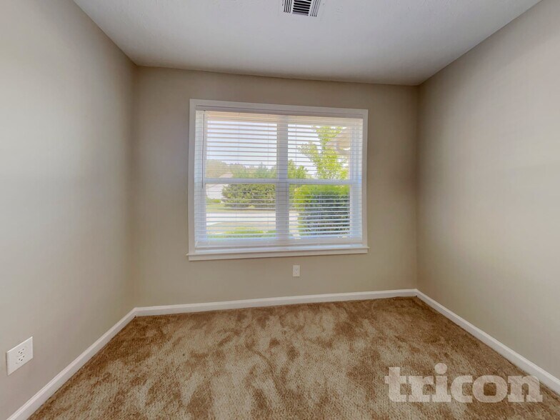 Building Photo - 215 Comet Ct