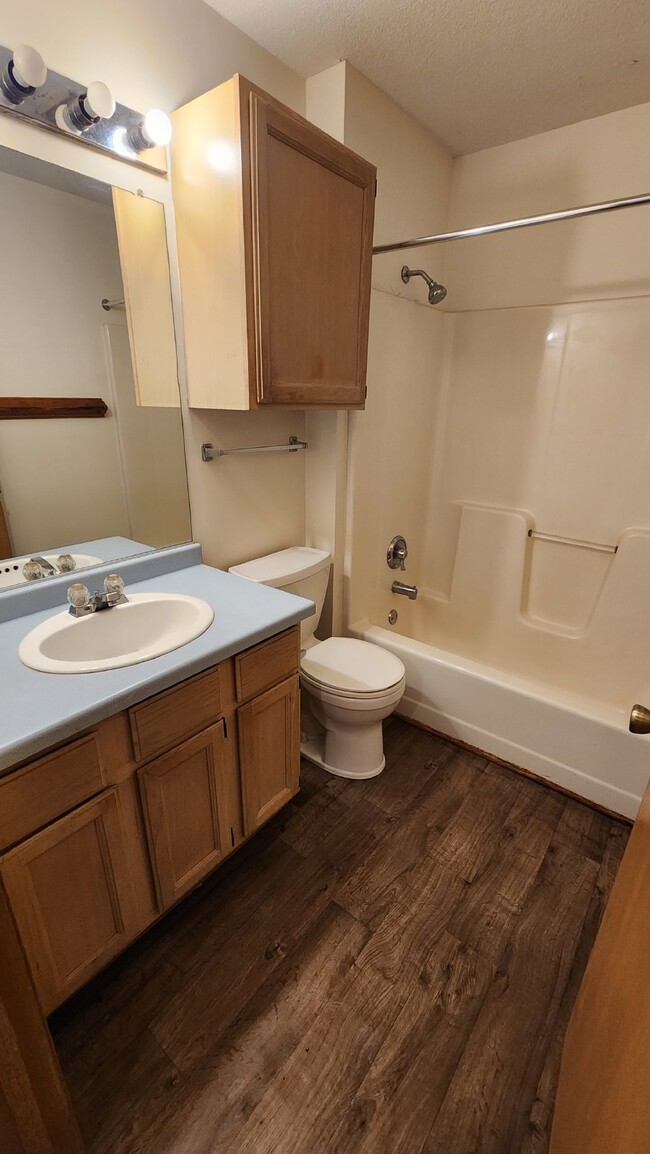 Building Photo - 2 Bedroom, 1.5 Bathroom Townhouse with Att...