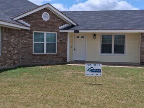 Building Photo - 4102 Carolyn Dr