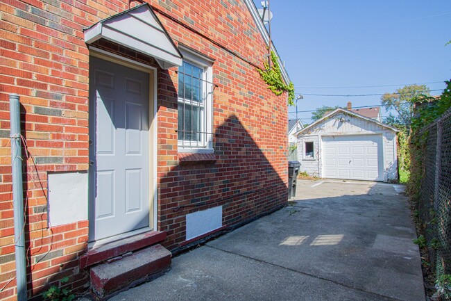 Building Photo - Spacious Three Bedroom home