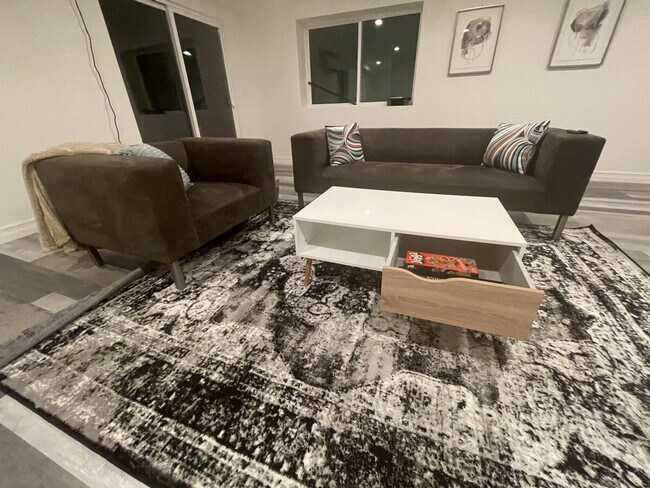 Building Photo - 3201 SW Sherwood Pl