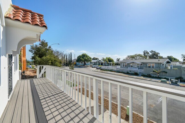 Building Photo - Elevated Golden Hill 2BR with Southwesterly Views with A/C & Detached Garage