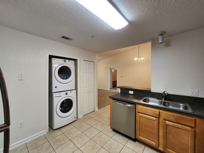 Building Photo - West Side - 3/2 Upstairs Manotak Oaks Condo