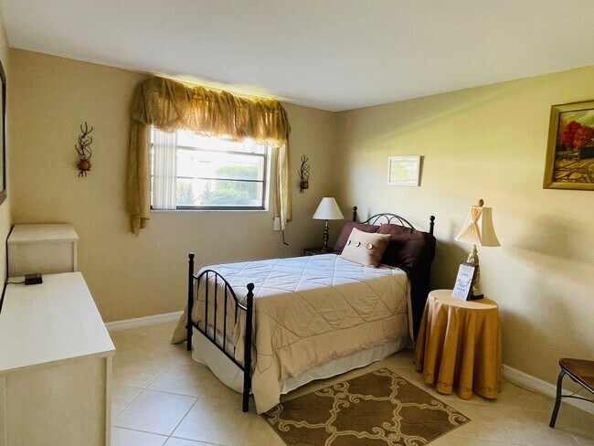 Building Photo - Palm Colony Indialantic, ground floor full furnished unit