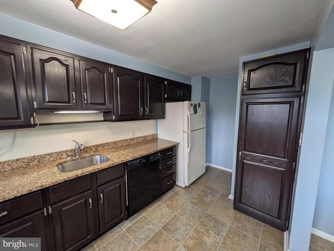 Building Photo - 1111 Circle Dr