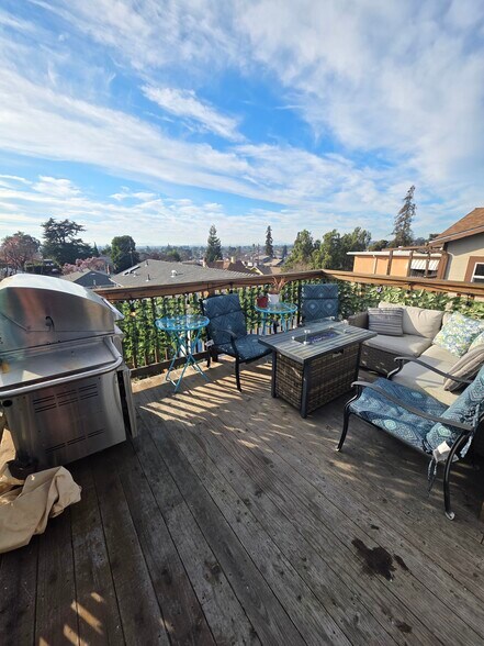 Building Photo - 9333 Lawlor St