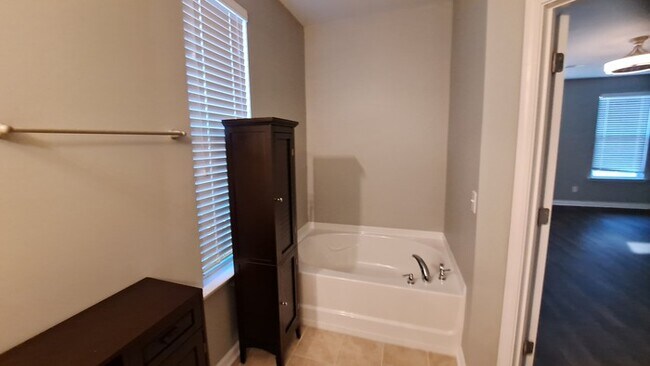 Building Photo - Spacious 5 bed 3 bath Home