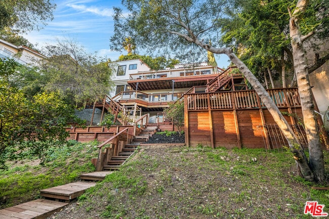 Building Photo - 3323 N Knoll Dr