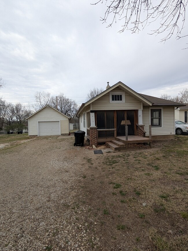 Building Photo - 415 SW Watson Ave