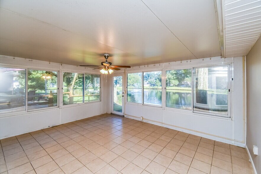 Building Photo - 1653 Spring Oaks Ln