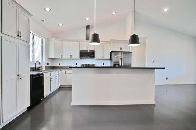 Building Photo - 1495 Oxbow Dr