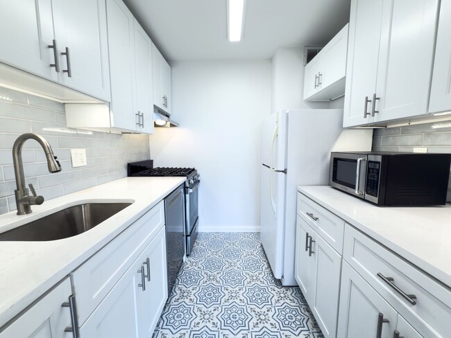 Primary Photo - New Price 1,575. Sunny Top Floor Junior On...