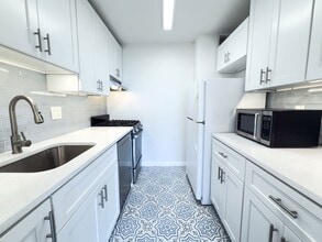 Building Photo - New Price 1,575. Sunny Top Floor Junior On...