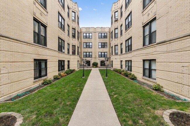 Primary Photo - 3635 W Dickens Ave